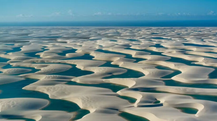 O Parque Nacional dos Lençóis Maranhenses é famoso por suas dunas de areia branca e lagoas de água cristalina / Reprodução