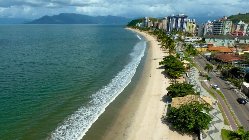 A praia Martim de Sá conta com quiosques, extensa faixa de areia e mar propício para esportes / Divulgação/PMC