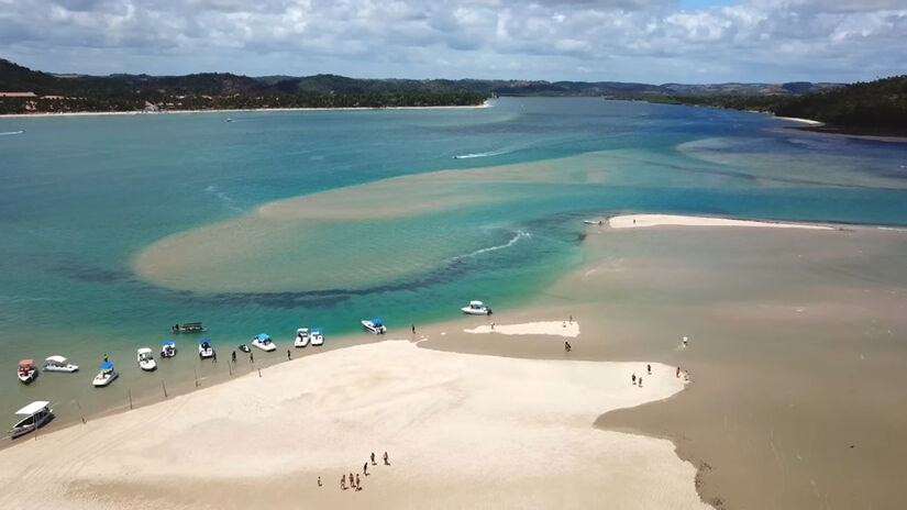 Passeios de catamarã levam os turistas a bancos de areia e manguezais / Reprodução/Youtube/Viagens Cine