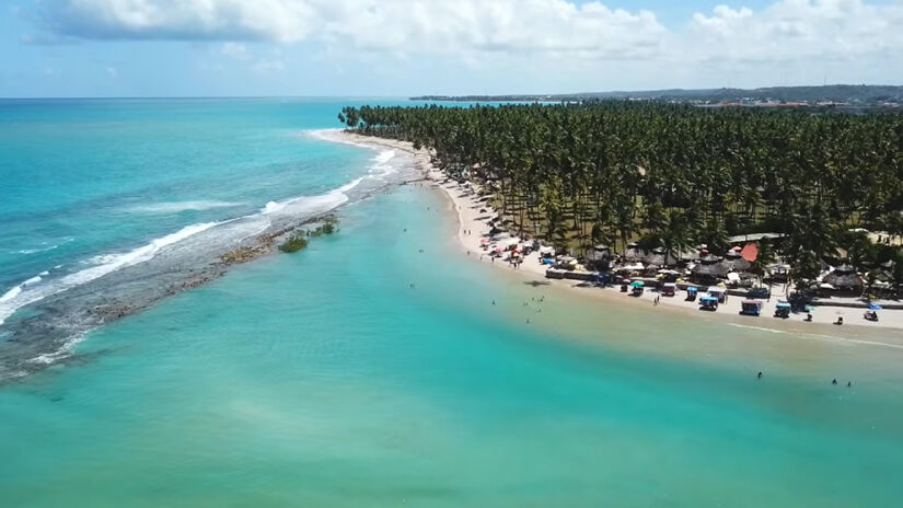 A Praia dos Carneiros, em Pernambuco, é famosa pelas piscinas naturais e pelo cenário paradisíaco / Reprodução/Youtube/Viagens Cine