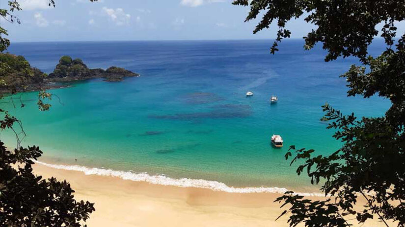 A Praia do Sancho já foi eleita diversas vezes uma das mais bonitas do mundo / Divulgação/Prefeitura de Fernando de Noronha