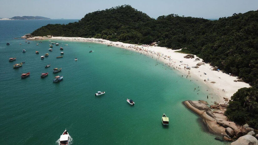 Para chegar à ilha, é necessário pegar um barco saindo de Florianópolis / Divulgação/Leonardo Sousa/PMF