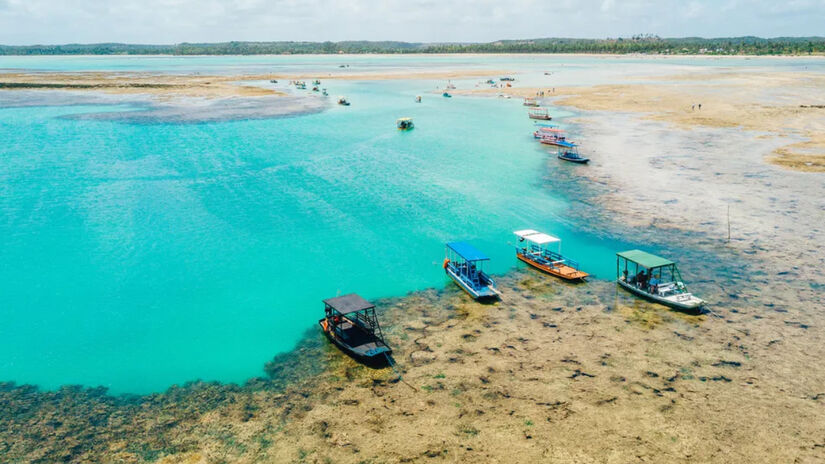 Com águas cristalinas e areia branca, a Praia do Patacho é um refúgio natural / Lucas Meneses/Sedetur