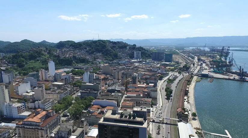 Região do Centro de Santos com o Canal do Estuário ao fundo / Renan Lousada/DL