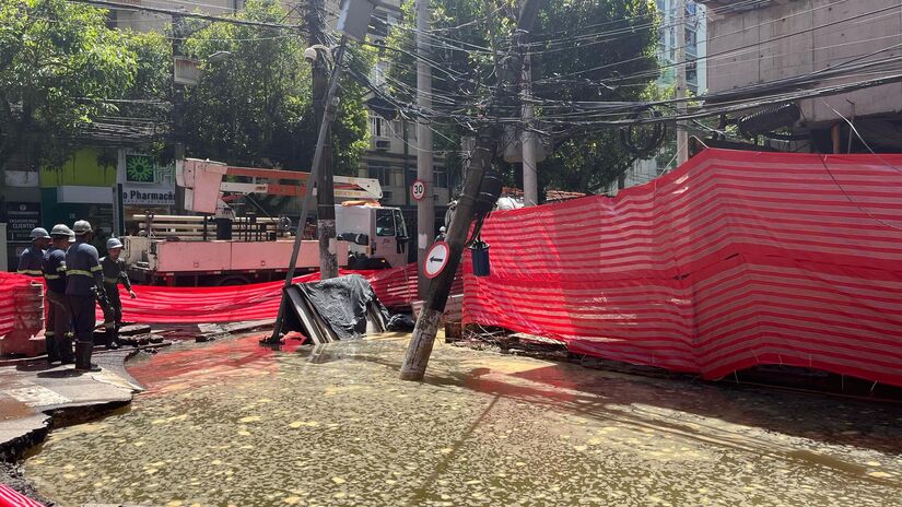 Buraco está em frente a uma obra residencial e gera preocupação - Isabella Fernandes/DL