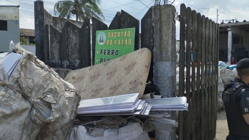 Durante a ação foram encontrados mais de 250 quilos de fios de cobre / Divulgação