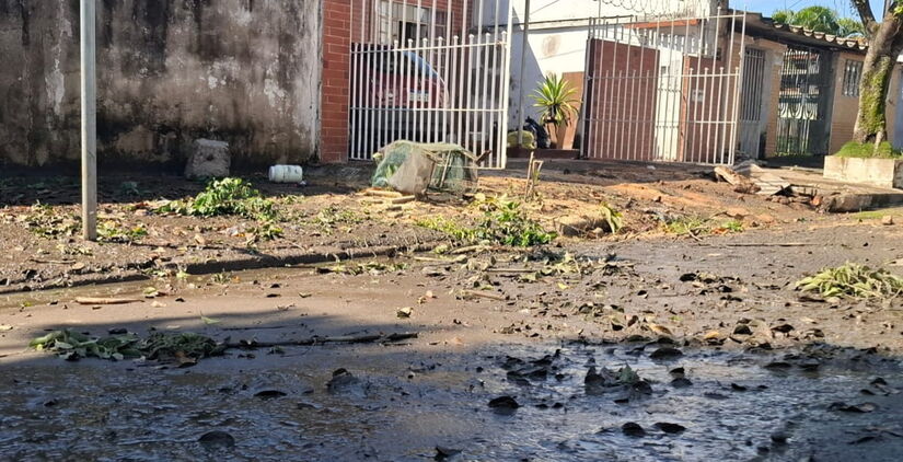 Há munícipes trabalhando na limpeza das vias por toda parte, enquanto outros ainda contabilizam os prejuízos e estragos deixados pela tempestade / Nair Bueno e Isabella Fernandes