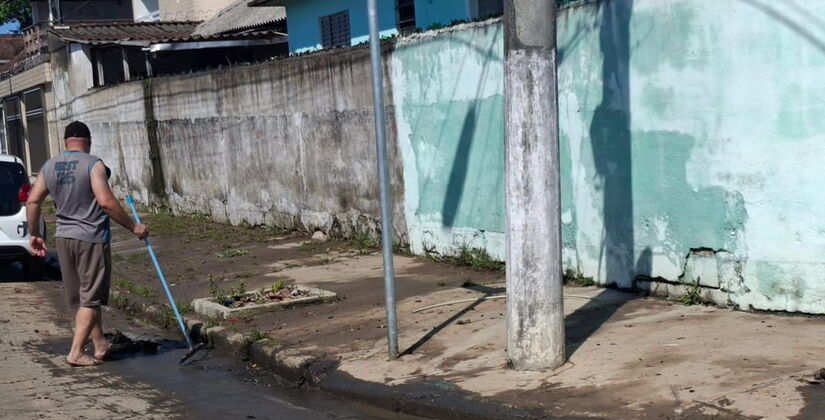 Há munícipes trabalhando na limpeza das vias por toda parte, enquanto outros ainda contabilizam os prejuízos e estragos deixados pela tempestade / Isabella Fernandes e Nair Bueno 