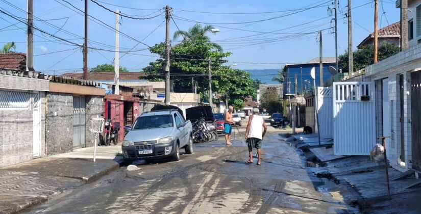 Há munícipes trabalhando na limpeza das vias por toda parte, enquanto outros ainda contabilizam os prejuízos e estragos deixados pela tempestade / Nair Bueno e Isabella Fernandes