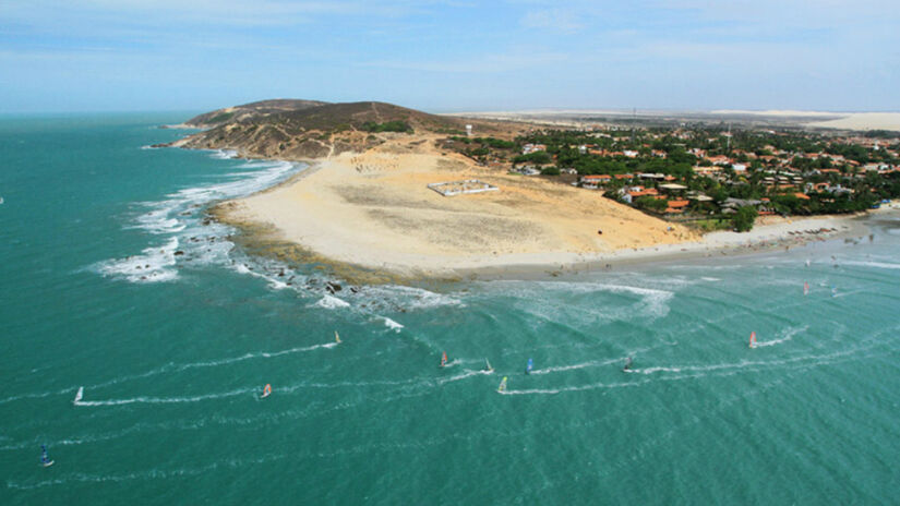 As dunas imponentes e o mar cristalino criam um cenário único / Divulgação