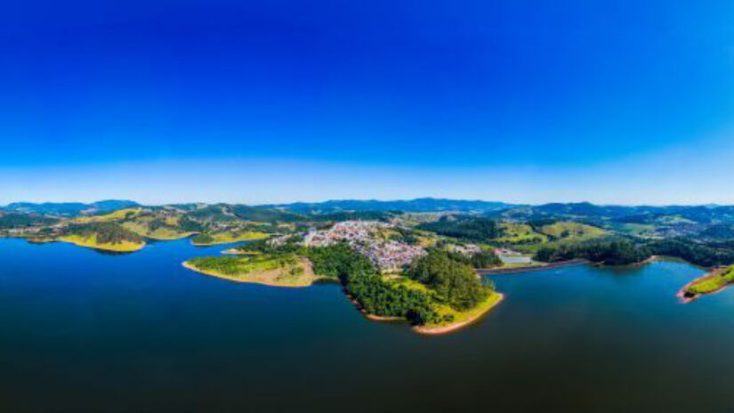 Principal ponto turístico da cidade, a Represa Atibainha é ideal para quem busca lazer aquático / Divulgação/PMNP