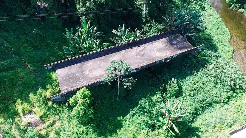 A Mata Atlântica acabou 'engolindo' as clareiras abertas para a construção das duas estruturas / Renan Lousada/DL