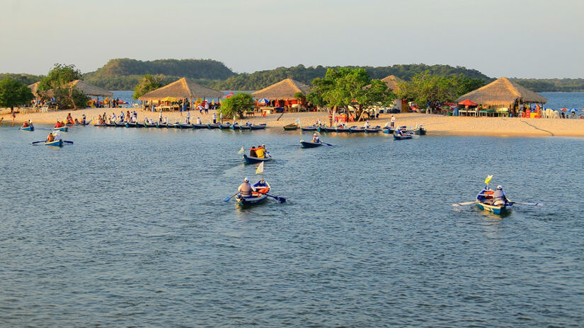 O Canal do Jari oferece passeios de barco que permitem observar de perto a fauna local / Divulgação/Prefeitura de Santarém