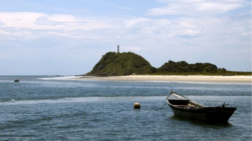 A Ilha do Mel oferece atividades como mergulho, surf, escalada, vela e o Tandem / Divulgação/PMP