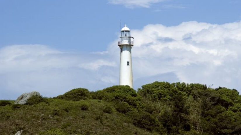 No topo do Morro das Conchas, o farol foi construído em 1872 / Divulgação/PMP