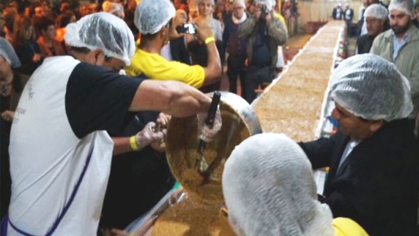 Durante a festa, é preparado um pé de moleque gigante / Divulgação/Prefeitura de Piranguinho