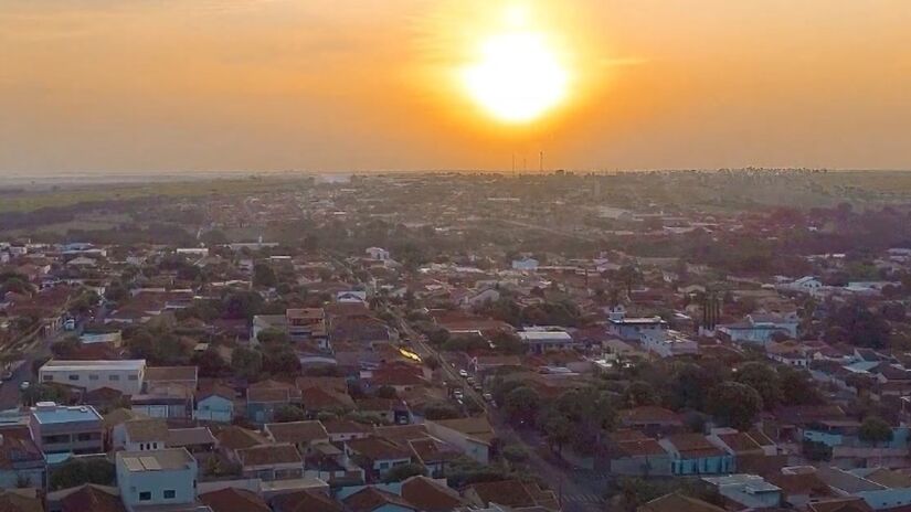 A cada semana, a cidade recebe milhares de turistas vindos de diversas partes do país/ Reprodução Youtube/ Em cantos do interior