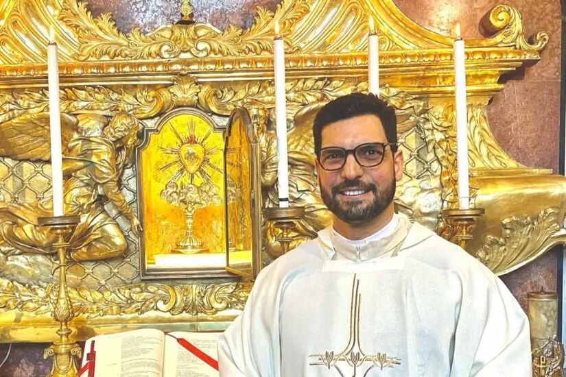 Jefferson Merighetti ganhou destaque ao conceder entrevistas a veículos brasileiros no conclave/Reprodução