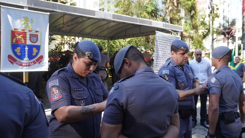 O evento ficou marcado por grandes homenagens internas, como entrega de medalhas e valorização da honra dos policiais. / Crédito: Renan Lousada/Diário do Litoral