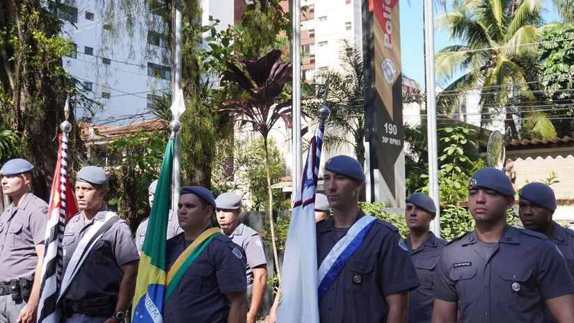 Durante o evento, foram entregues medalhas de honra ao mérito em reconhecimento em destaque em operações policiais e cotidianas.  / Crédito: Renan Lousada/Diário do Litoral