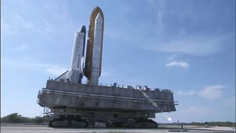 Sua velocidade máxima, quando carregado, é de 1,6 km/h; e, quando vazio, é de 3,2 km/h (NASA's Kennedy Space Center/Youtube)