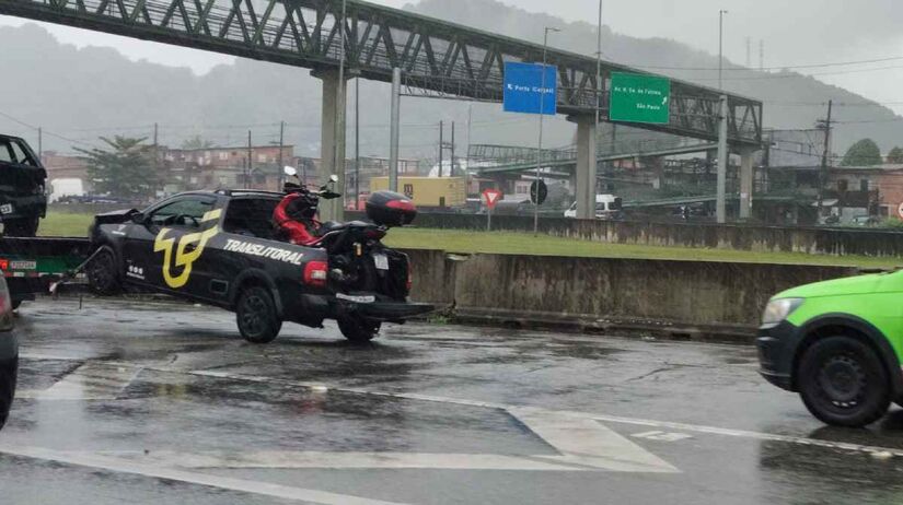 Nas fotos registradas no local, é possível observar os danos causados aos carros envolvidos na ocorrência/ Giovana Vicente/DL