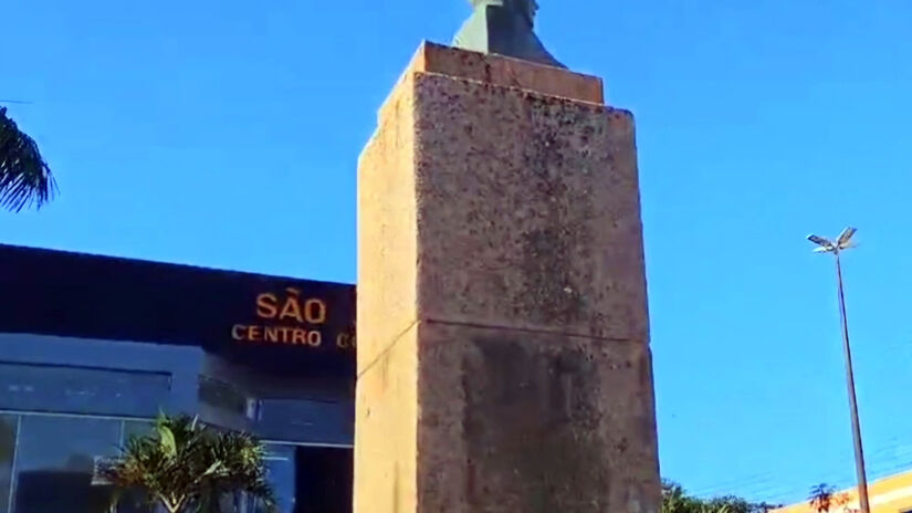 Uma das placas estava fixada no busto do emancipador da cidade, Geraldo Russomano / Foto: Leitor DL