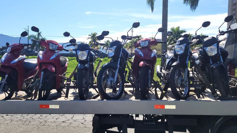 Os agentes apreenderam também 18 veículos, todos de origem ilícita. Crédito: Polícia Civil