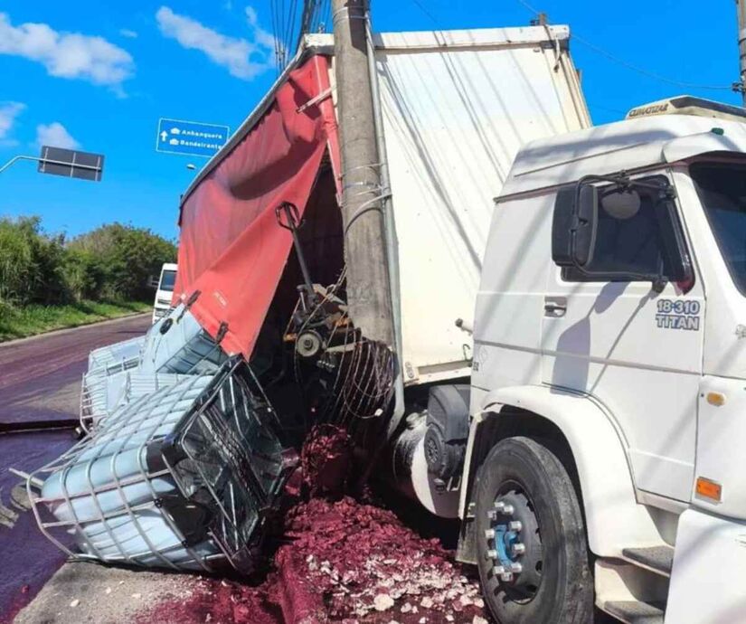 Com o impacto, o produto acabou sendo despejado diretamente no Córrego das Tulipas/Divulgação/GRAD