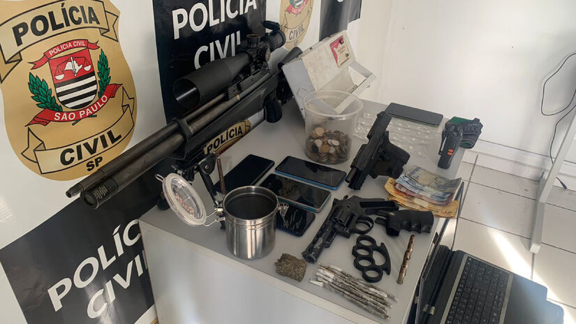 Na busca pelo imóvel, os agentes encontraram uma pistola calibre 9mm / Divulgação/Polícia Civil
