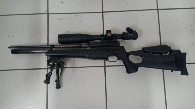 Além dos entorpecentes, a polícia apreendeu dois rifles de pressão / Divulgação/Polícia Civil