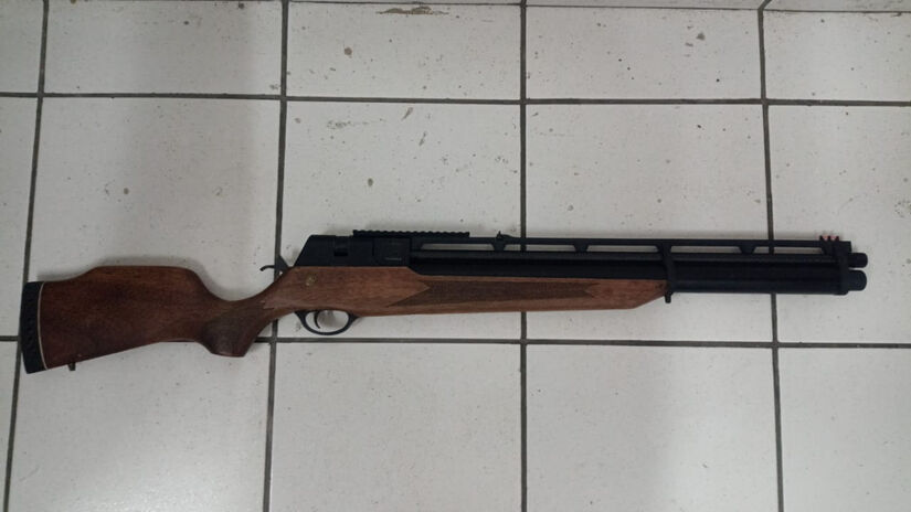 Além dos entorpecentes, a polícia apreendeu dois rifles de pressão / Divulgação/Polícia Civil