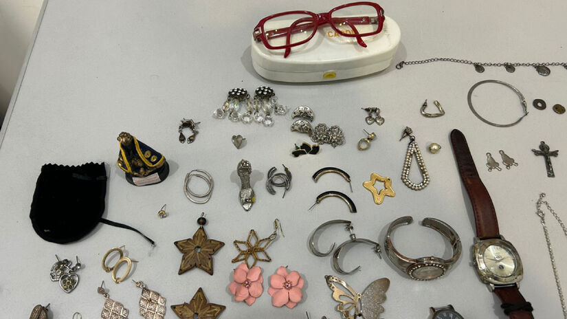 Durante a vistoria, foram encontrados diversos objetos, incluindo joias, bijuterias e relógios, que possivelmente foram obtidos através desses crimes / Divulgação/Polícia Civil