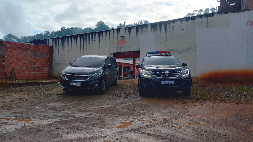 Durante a ação, quatro pessoas foram presas em flagrante por tráfico de drogas, porte ilegal de arma de fogo e contrabando / Divulgação/Polícia Civil