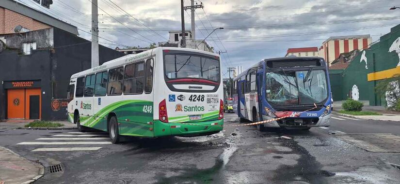 Segundo moradores, que relataram ter acordado com o barulho do impacto, o acidente ocorreu por volta das 4h30/ Isabella Fernandes
