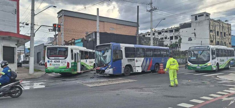 Imagens feitas no local mostram danos significativos em um dos veículos, um ônibus intermunicipal/Isabella Fernandes