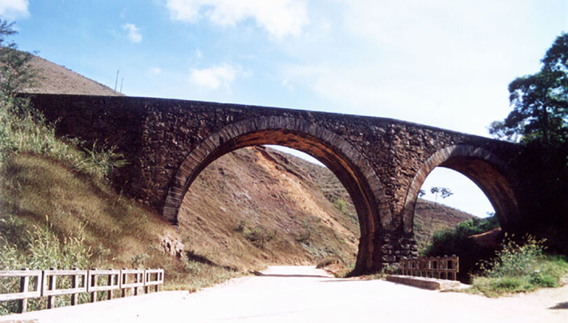 A Ponte dos Arcos foi construída para dar passagem a um dos trechos da antiga Rede Mineira de Viação / Divulgação