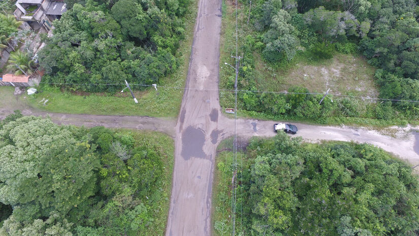 Na avenida Santa Cruz, de um lado pertence a Peruíbe e de outro a Itanhaém / Nair Bueno e Renan Lousada/DL
