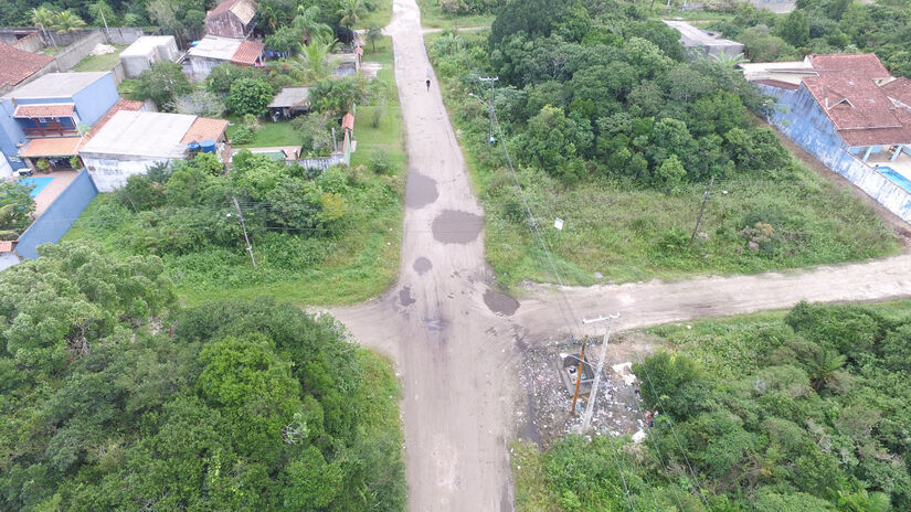 Os moradores do Santa Cruz também não contam com uma linha de ônibus urbano / Nair Bueno e Renan Lousada/DL