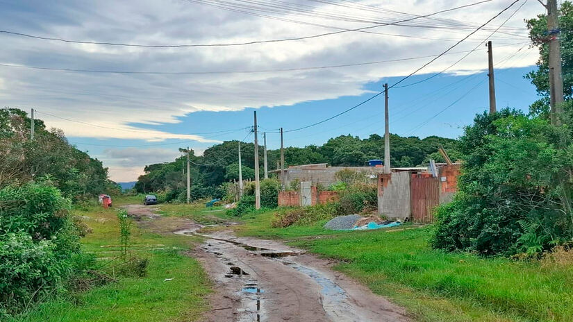 Afirmam que nem a ambulância chega na avenida principal para atender aos casos de urgência / Nair Bueno e Renan Lousada/DL