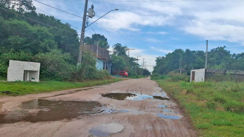 A extensão da avenida Santa Cruz, principal acesso ao loteamento, é de cerca de dois quilômetro / Nair Bueno e Renan Lousada/DL