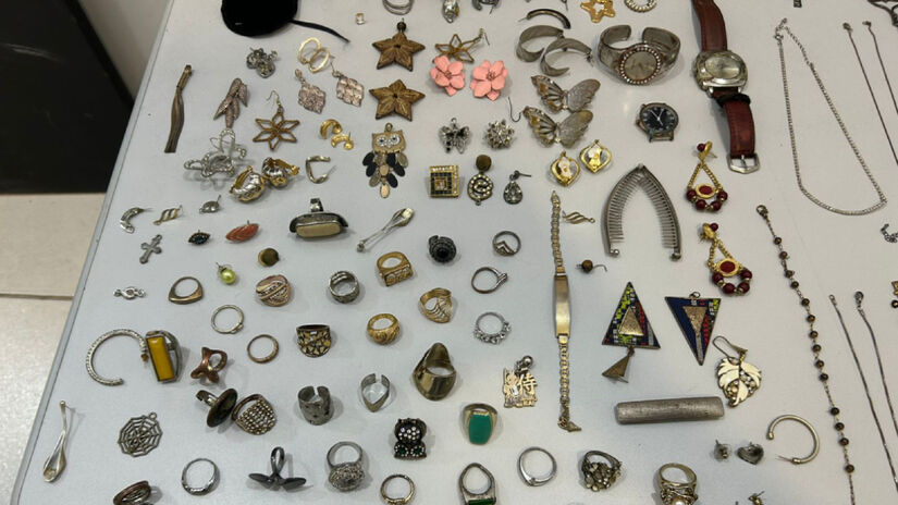 Durante a vistoria, foram encontrados diversos objetos, incluindo joias, bijuterias e relógios, que possivelmente foram obtidos através desses crimes / Divulgação/Polícia Civil
