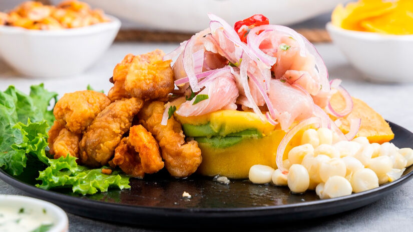 Causa acevichada (batata levemente picante com um toque de limão e coberta com ceviche)/Divulgação