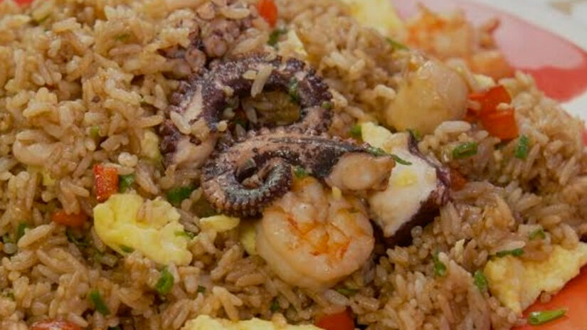 Arroz chaufa de frutos do mar (Arroz frito com oleo de gergelim, molho de ostras, ovos mexidos e frutos do mar)/Divulgação