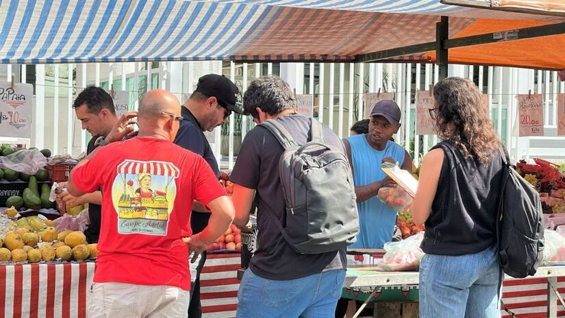 A operação, que ocorre de terça a domingo, tem como objetivo coibir uma série de irregularidades denunciadas pelos próprios feirantes e promover uma reorganização dos espaços públicos. Credito: Comunicação Santos