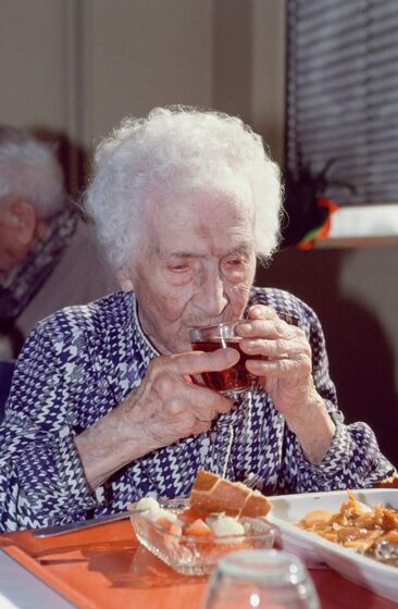 Ela fumou até os 117 anos, bebia vinho tinto todos os dias, comia mais de um quilo de chocolate por semana / Germain Rey