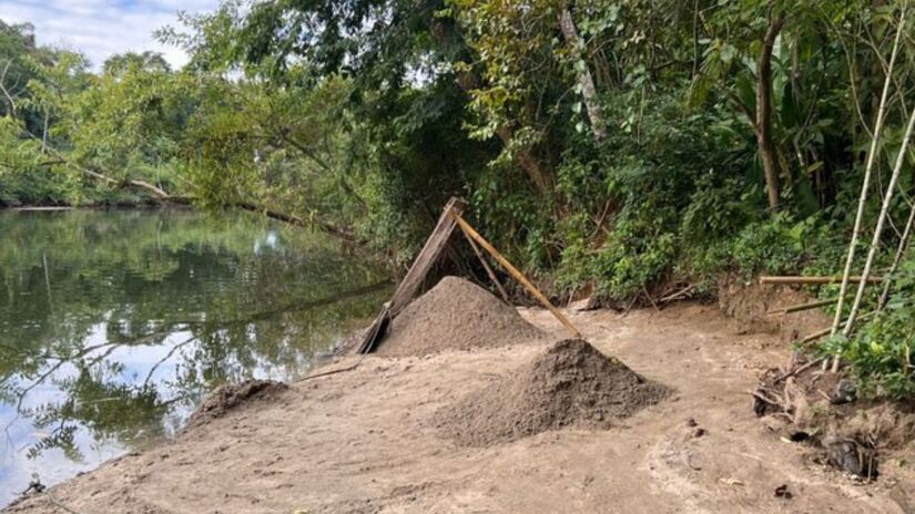 Agentes federais flagraram três pessoas removendo areia diretamente do leito do Rio Indaiá/ Crédito: Divulgação/ Polícia Federal