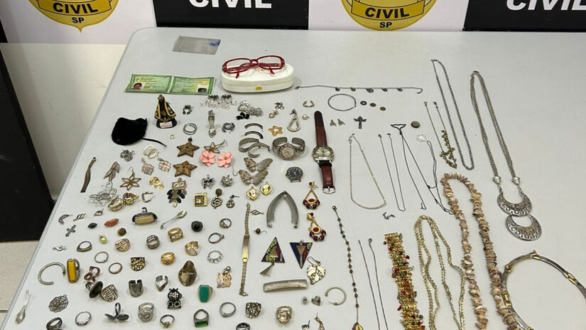Durante a vistoria, foram encontrados diversos objetos, incluindo joias, bijuterias e relógios, que possivelmente foram obtidos através desses crimes / Divulgação/Polícia Civil