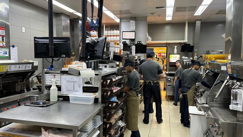 Programa mostra como a cozinha da maior rede de fast food é por dentro (Julia Macedo/DL)