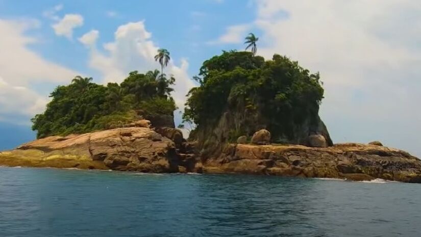 Para efeito de comparação, sua principal concorrente pelo título é a Praia de Gulpiyuri, na Espanha, que mede aproximadamente 50 metros/YouTube/Caminhos do SUP